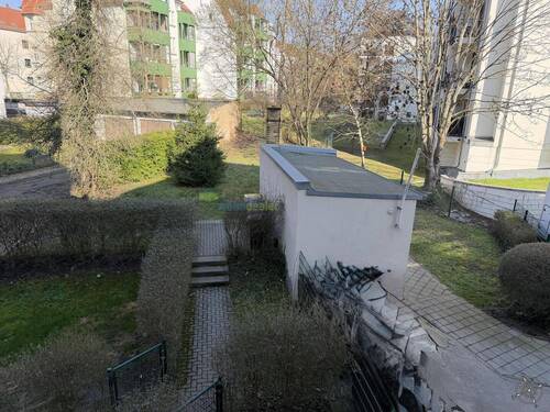 Blick in den Garten vom Balkon - 