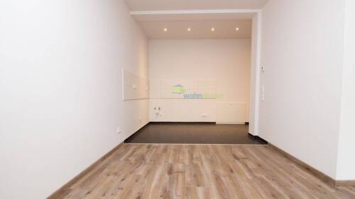 Blick vom Wohnraum zur Küche ohne Möbel - 