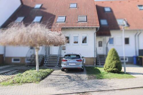 Vorderansicht - Familienfreundliche 5 Zimmer mit Terrasse und Gartenanteil - Sofort Bezugsfrei