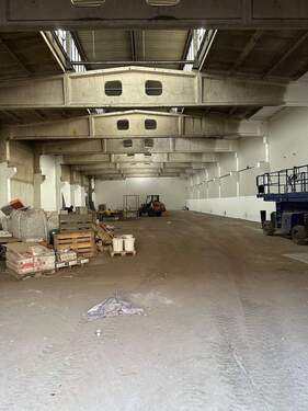 Halle während Renovierung.jpg - LAGER-HALLENFLÄCHE ca. 950 m² in Leipzig-Großzschocher