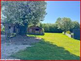 Gartenansicht mit Holzhaus - 