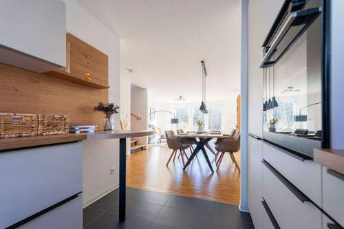 Musterhaus Küche Blick zum Wohn-Essbereich - 