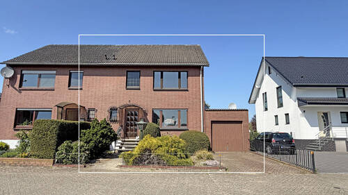 Außenansicht - Familienfreundliche Doppelhaushälfte in Mehrhoog mit Garten, Garage & Potenzial