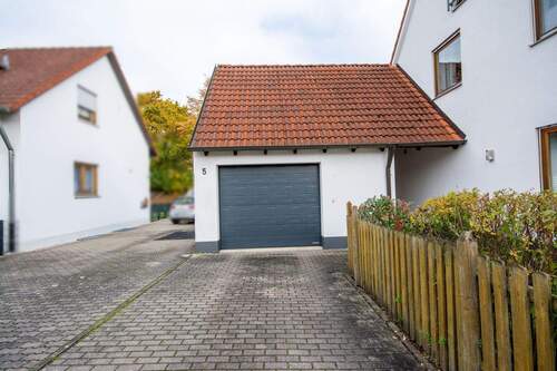 Garage mit großem Vorplatz - 