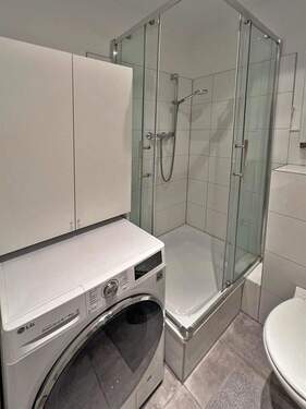 Bad mit Dusche - Immobilien-Richter: Neu sanierte, MÖBLIERTE 2 Zimmerwohnung in Düsseldorf-Bilk