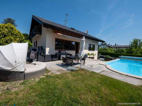 Hausansicht mit Pool - Wohnen mit Wohlfühlgarantie: Charmantes Haus mit Garten, Terrasse & Pool