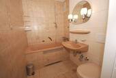 Badezimmer mit Badewanne - 