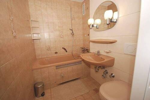 Badezimmer mit Badewanne - 