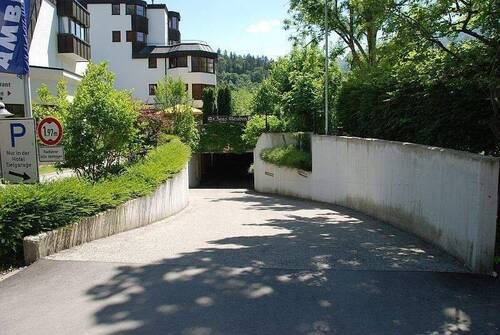 Tiefgaragenzufahrt - 