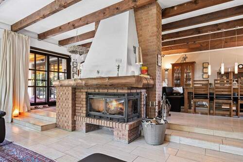 mit mittig platziertem Kamin - 