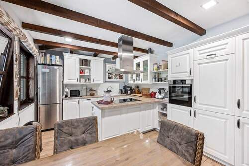 helle Wohnküche mit Kochinsel - 