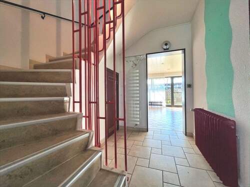 Unkompliziert zu reinigen sind die schicken Bodenfliesen - Reihenmittelhaus mit 144,00 m&sup2; in Wilhelmshaven zum Kaufen