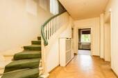 Diele mit Treppenaufgang EG - 