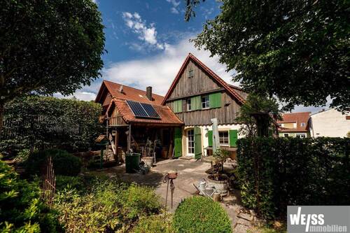 Rückansicht mit großer teilüberdachter Terrasse - 