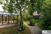 Garten mit Gewächshaus - 
