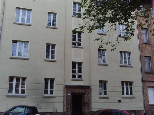 Fassade eines Wohngebäudes - Helle Dachgeschosswohnung in Leipzig - Ideal für Singles oder Paare