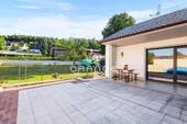 Terrasse mit Blick in Privaten Garten - 