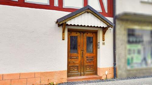 Eingang zu den Wohnungen - 5 Zimmer Mehrfamilienhaus, Wohnhaus in Neustadt