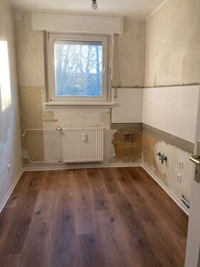 Küche mit Fenster. Neuer brauner Vinylboden. Heller Fliesenspiegel. Wände tapezierfähig. Decke weiß gestrichen..jpeg - 