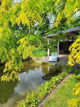 Schwimmteich mit Terrasse - 