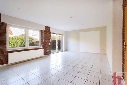 Wohnzimmer - Doppelhaushälfte mit 117,10 m&sup2; in Holdorf zum Kaufen