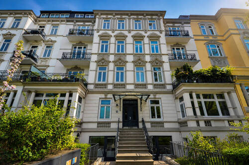 Hausansicht - Altbau-Eleganz - Eigentumswohnung mit restauriertem Stuck in Adresslage von Harvestehude