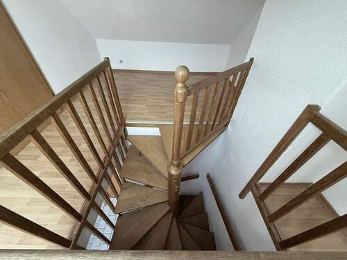Treppe zur oberen Ebene - 