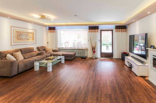 Wohnzimmer - 6 Zimmer Einfamilienhaus zum Kaufen in Dasing
