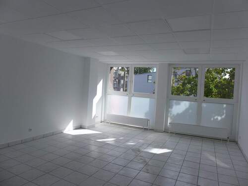 Raum 2 zur Strassenseite.JPG - 3 Zimmer Büro in Berlin