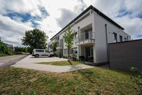Hausansicht - Wohnen mit Stil und Komfort: Helle 2-Zimmer-Wohnung im 1. OG mit Balkon und barrierefreiem Zugang