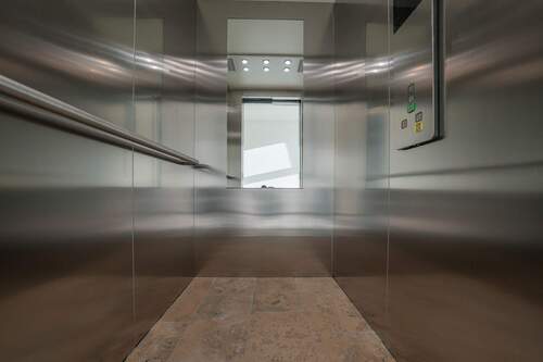 Aufzug in das 1. Obergeschoss - 2 Zimmer Etagenwohnung in Nideggen