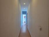 Flur 1.OG richtung Treppe 2 Zimmer Whg 01.jpg - 