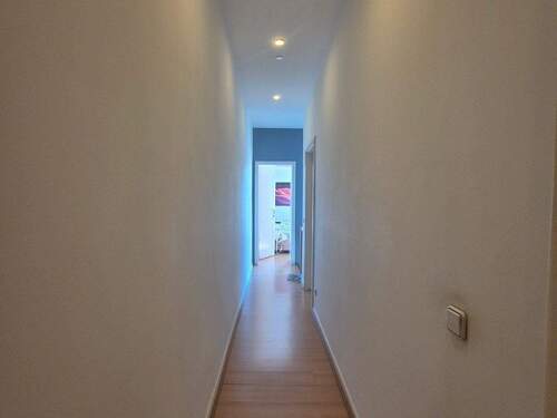 Flur 1.OG richtung Treppe 2 Zimmer Whg 01.jpg - 