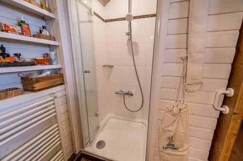 Badezimmer mit Dusche - 