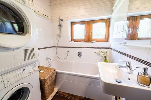Badezimmer mit Badewanne im Anbau - 
