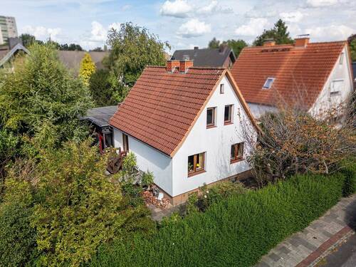 Luftaufnahme - Familienfreundliches und gemütliches Haus mit Anbau auf einem idyllischem Grundstück