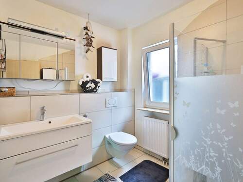 Tageslichtbad mit Dusche im Erdgeschoss - 