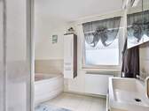 Tageslichtbad mit Eckbadewanne und Dusche im Obergeschoss - 