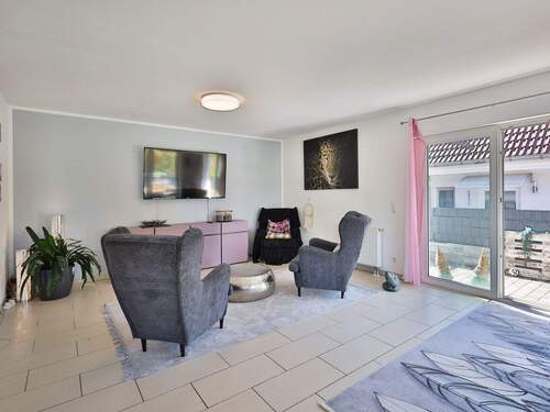 Schöner, heller Wohnbereich mit Zugang zur Terrasse - Einfamilienhaus mit moderner Ausstattung für die ganze Familie