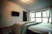Schlafzimmer mit Masterbad - 
