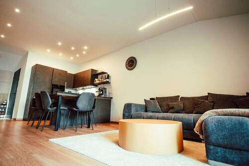 Blick von der Terrasse in den Wohnbereich - 3 Zimmer Einfamilienhaus zum Kaufen in Kassel