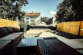 Blick aus dem Haus Richtung Orangerie und Garten - 