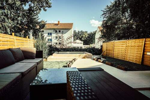Blick aus dem Haus Richtung Orangerie und Garten - 