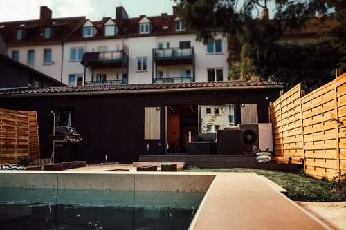 Blcik aufs Haus vom eigenen Pool - 