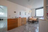 Essbereich mit Blick in den Wohnbereich - 