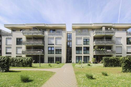 Haus vorne - Hier wartet Ihr modernes, energieeffizientes neues Zuhause mit Tiefgaragenstellplatz auf Sie!