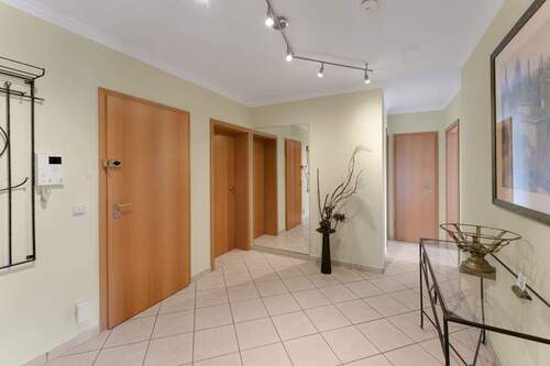 Eingangsbereich - 4 Zimmer Etagenwohnung zum Kaufen in Freilassing