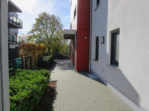 Weg zum Eingang - 3 Zimmer Etagenwohnung zum Kaufen in Zirndorf