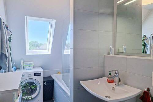 Bad mit Badewanne - Einfamilienhaus in Augsburg zum Kaufen
