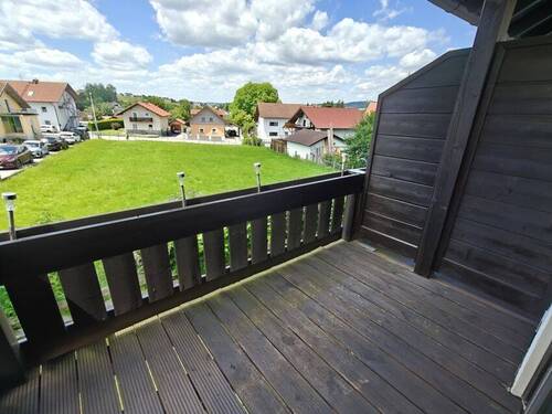 geräumiger Balkon vom Wohnzimmer aus begehbar - 